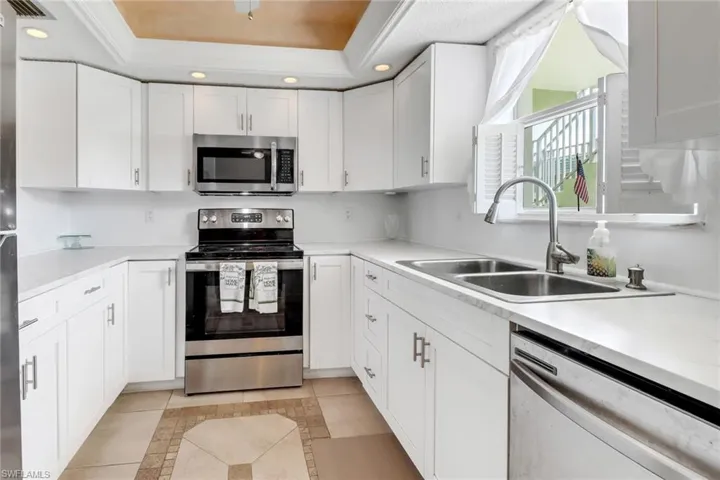 300  Valley Stream  DR, Naples, FL 34113