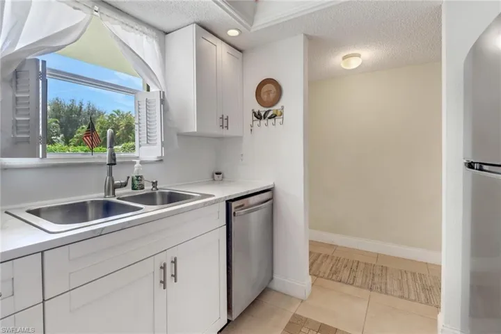 300  Valley Stream  DR, Naples, FL 34113