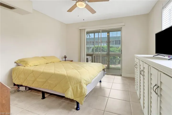 300  Valley Stream  DR, Naples, FL 34113