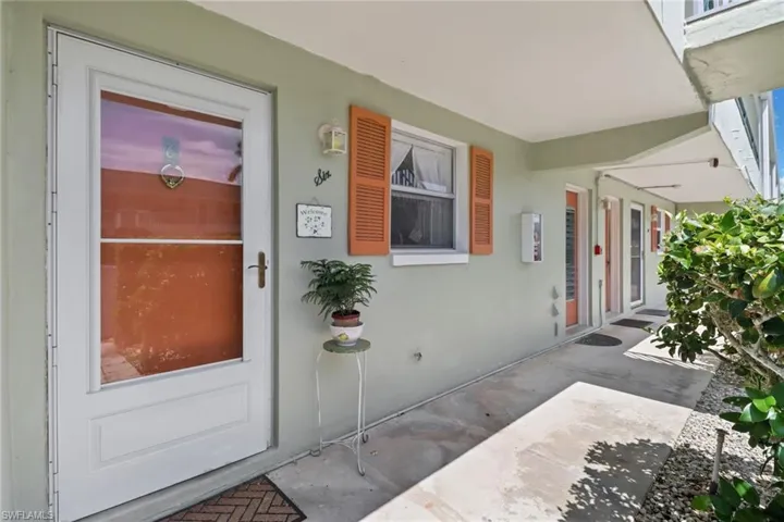 300  Valley Stream  DR, Naples, FL 34113