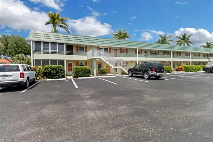300  Valley Stream  DR, Naples, FL 34113