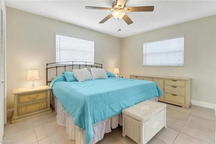 300  Valley Stream  DR, Naples, FL 34113