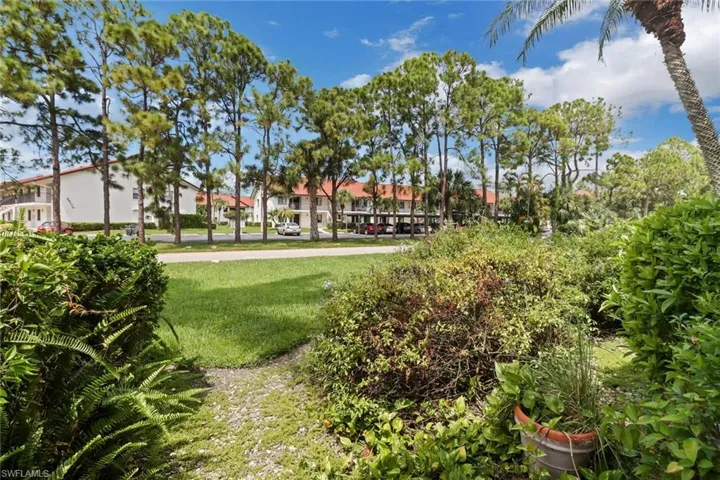 300  Valley Stream  DR, Naples, FL 34113