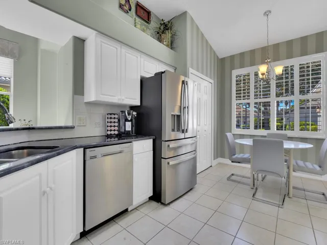 Kitchen w/ Breakfast Nook