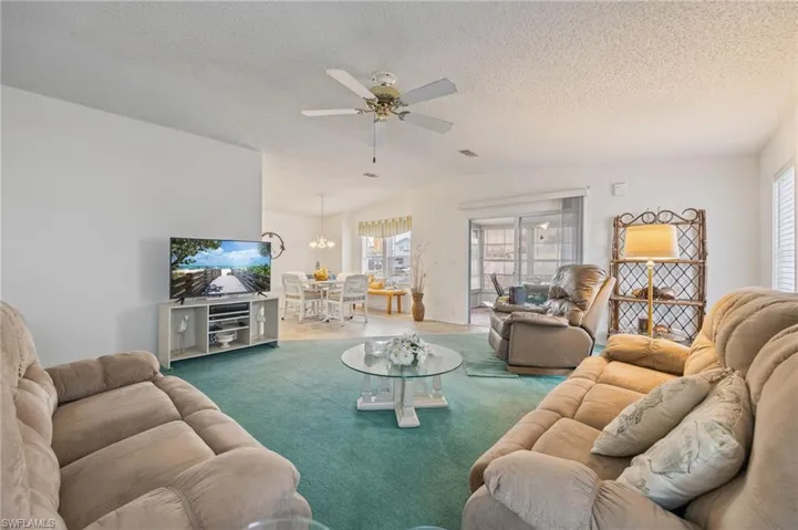 Large living room to entertain your friends