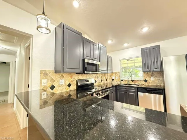 2712 Sw 2nd Ave, Cape Coral, Florida 33914