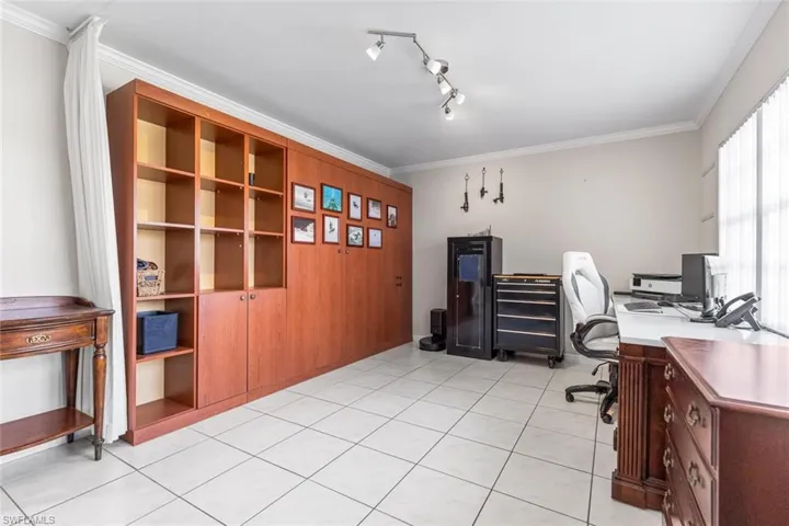 Office / Murphy Bedroom 1st Floor