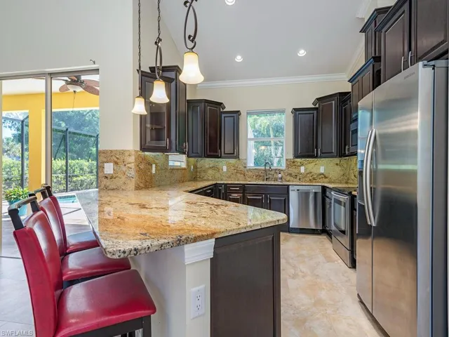Kitchen with breakfast bar