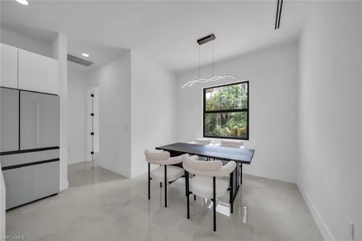 Dining room with visible vents, recessed lighting, and baseboards