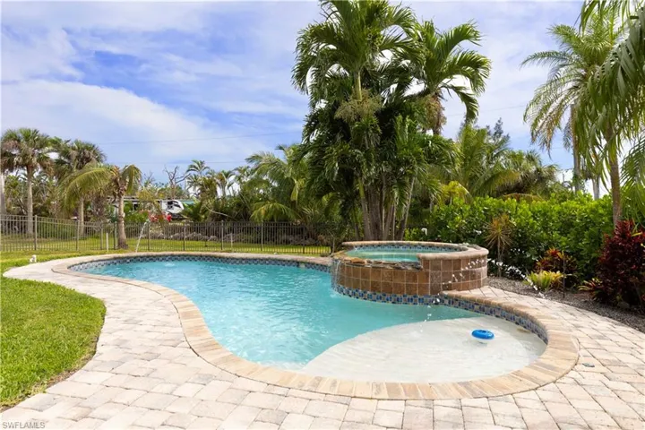 Heated Pool - Spa - Sunshelf
