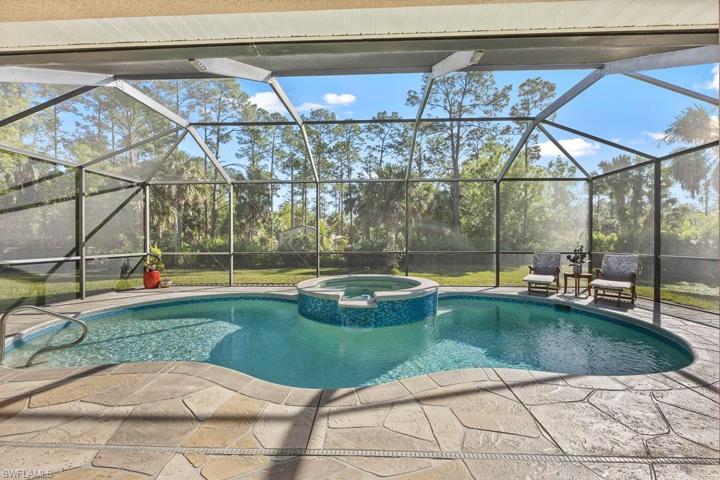 Yes! It's got a pool and a hot tub! New screen enclosure as well.