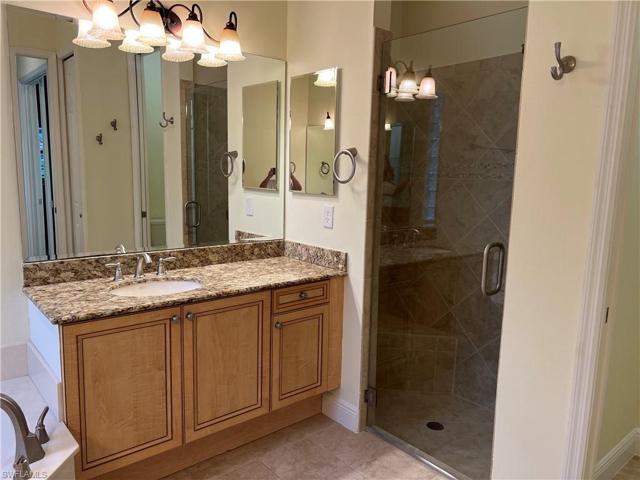Tub in Master