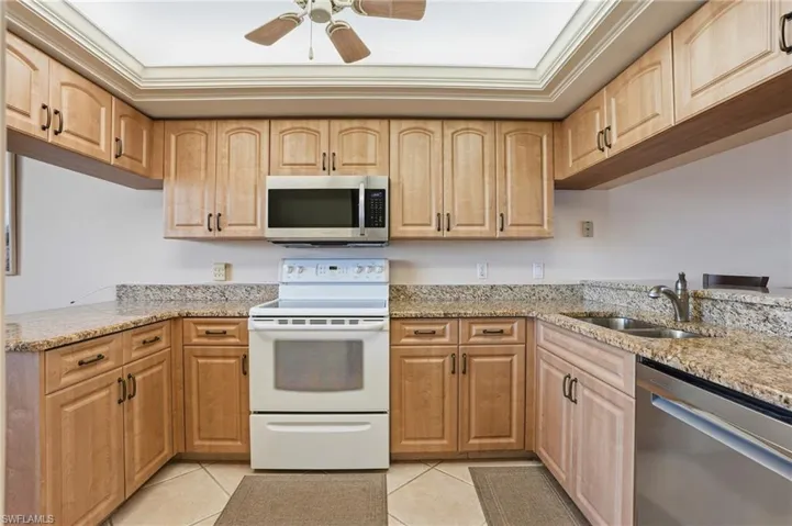 11118  Gulf Shore  DR, Naples, FL 34108