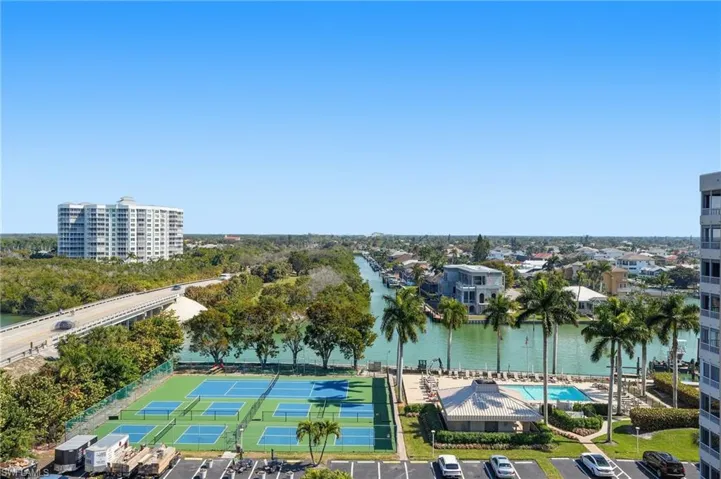 11118  Gulf Shore  DR, Naples, FL 34108