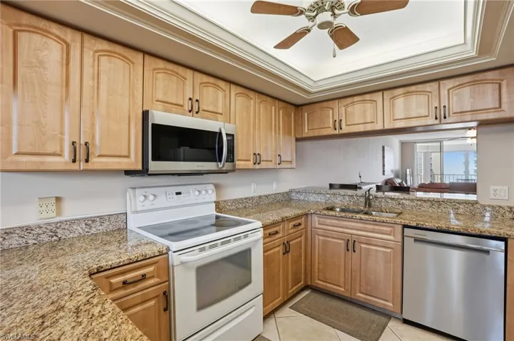 11118  Gulf Shore  DR, Naples, FL 34108