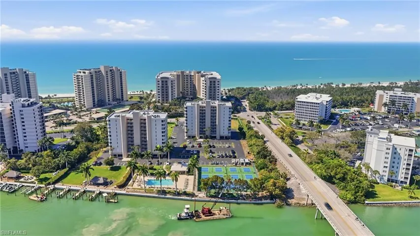 11118  Gulf Shore  DR, Naples, FL 34108
