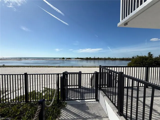 Island Reef gate to the beach