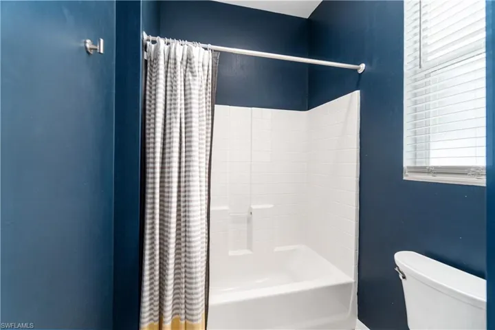 Full guest bathroom & pool bath!