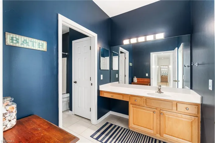 Full guest bathroom & pool bath!