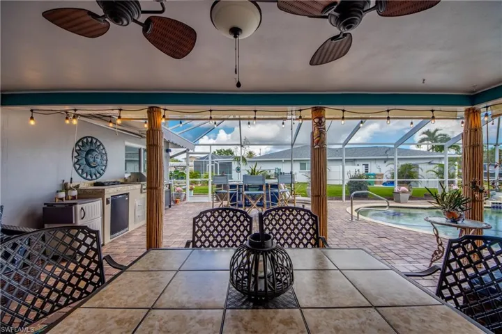 Lanai table sitting area