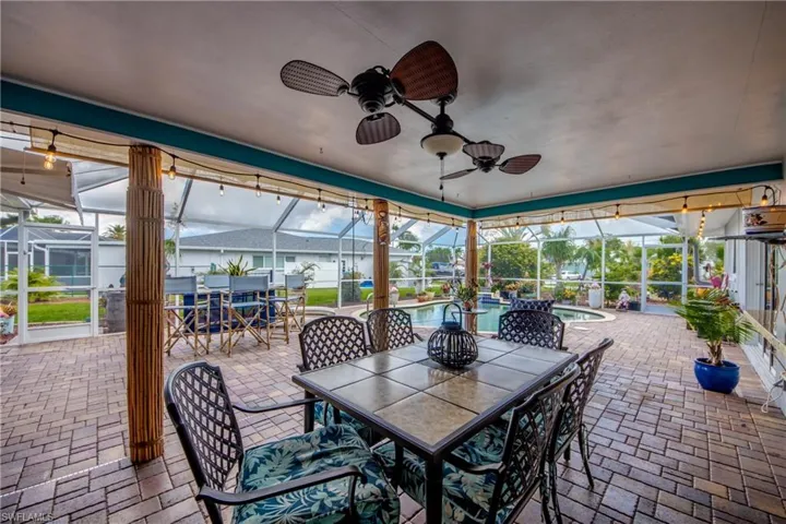 Lanai table sitting area