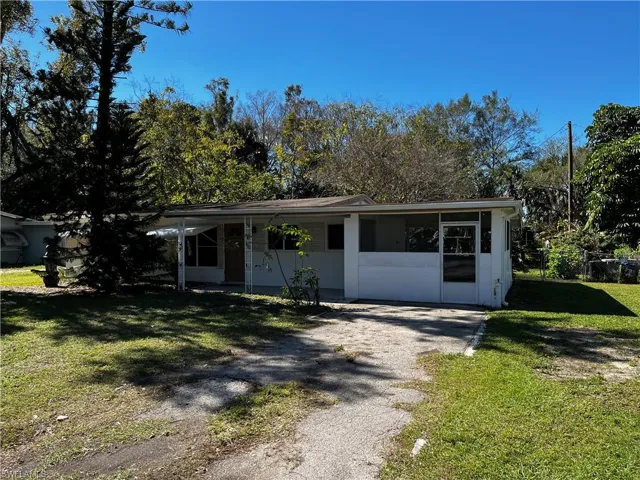 View of front of home featuring a front lawn