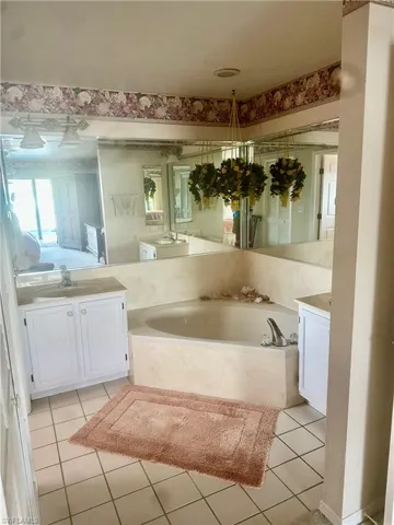 Tub & Double Vanity