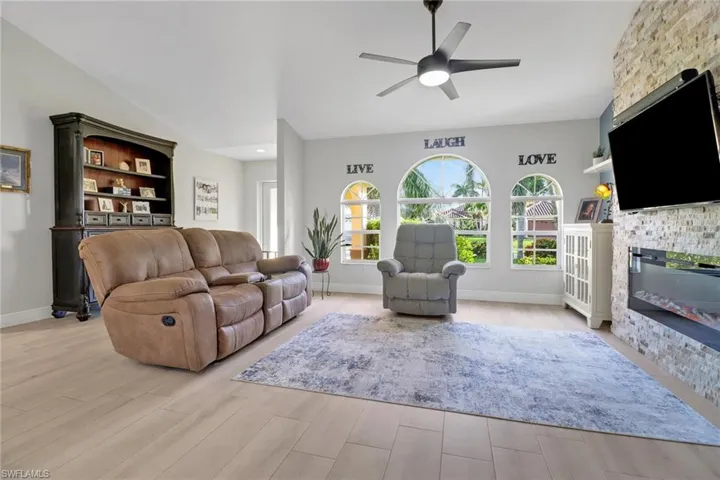 2542 Sw 37th St, Cape Coral, Florida 33914