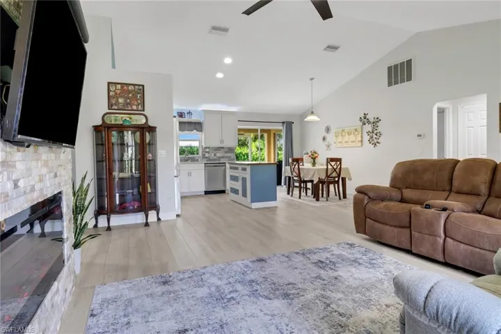 2542 Sw 37th St, Cape Coral, Florida 33914