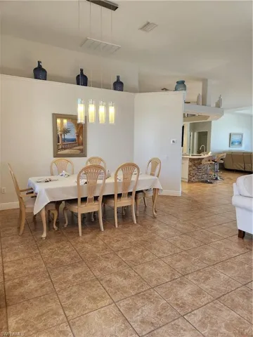 Dining room with visible vents and baseboards