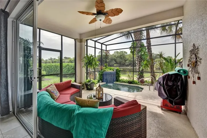 Sunroom / solarium with ceiling fan