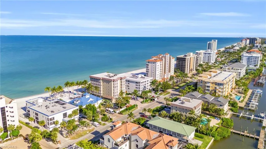 9517 Gulf Shore Dr 202, Naples, Florida 34108