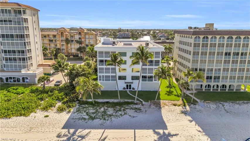 9517 Gulf Shore Dr 202, Naples, Florida 34108