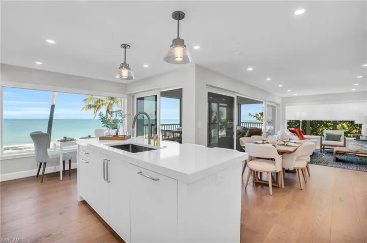 9517 Gulf Shore Dr 202, Naples, Florida 34108