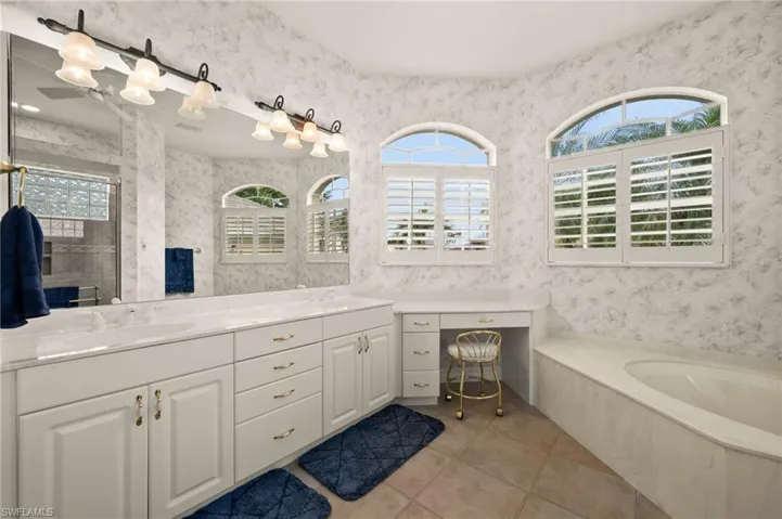 14911  Laguna  DR, Fort Myers, FL 33908