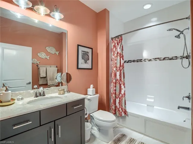 Guest bath is located between the guest bedrooms