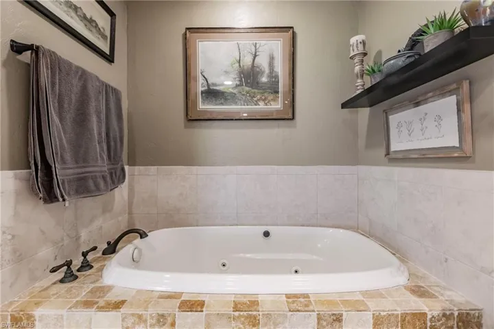 Soaking tub