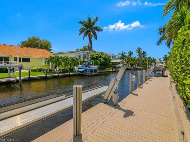 Two lifts, electric, and easy access to Naples Bay and the Gulf via Gordon Pass, beyond!