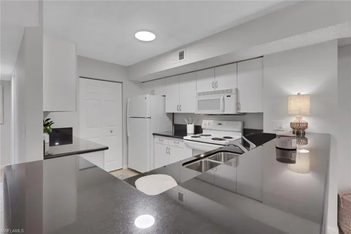 Kitchen w/ granite countertops