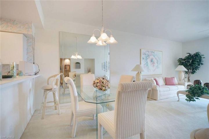 Dining - breakfast bar easy pass to kitchen