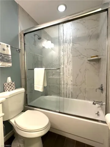 Guest bath tub with enclosure