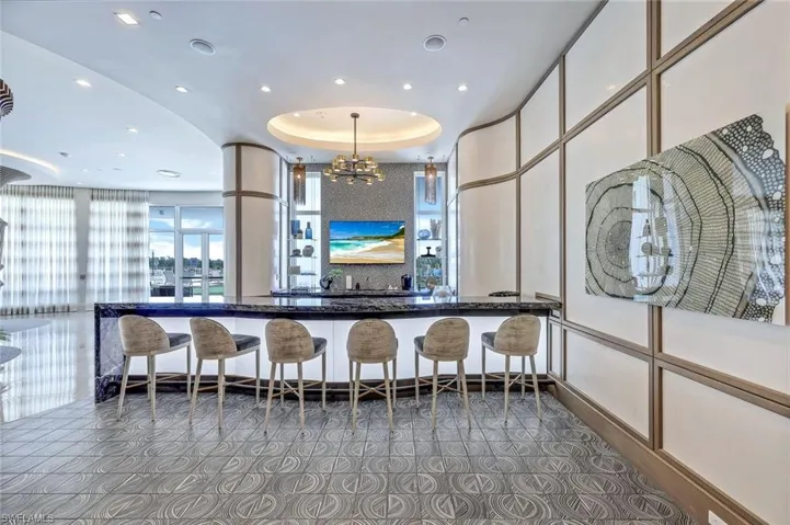 This refined gathering space is complemented by an impressive bar, creating the perfect setting for social evenings.