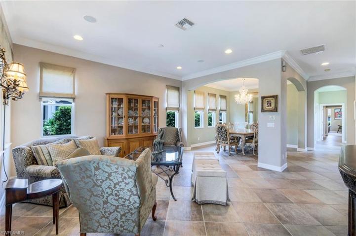 Sitting Area & Dining Room!