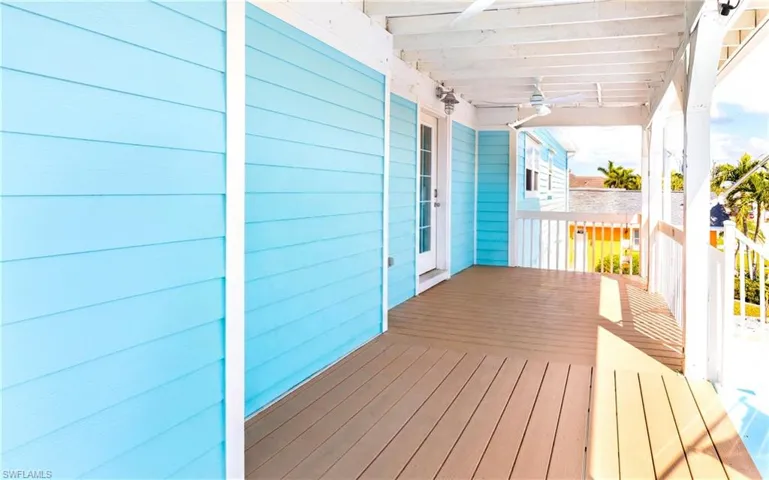 Deck featuring ceiling fan