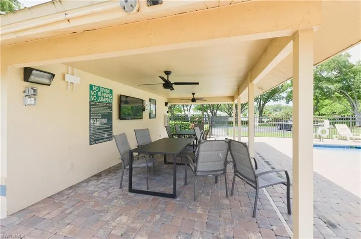 415  Crossfield  CIR, Naples, FL 34104