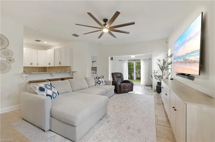 415  Crossfield  CIR, Naples, FL 34104