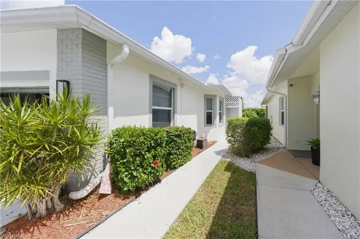 415  Crossfield  CIR, Naples, FL 34104