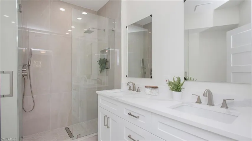 8390  Excalibur  CIR, Naples, FL 34108