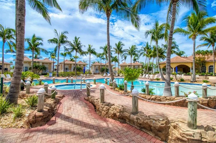 Pool-Cabanas