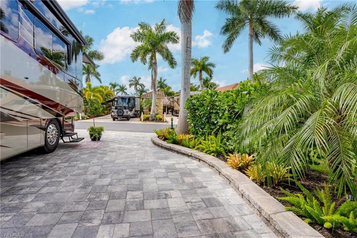 13595  Snook  CIR, Naples, FL 34114